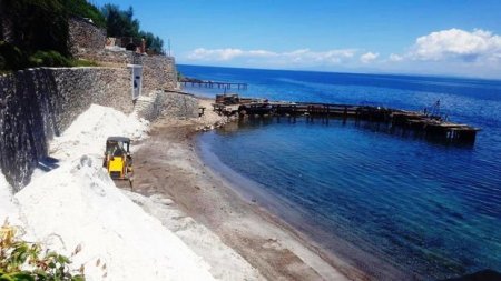 Maldiv sahillərinə bənzətmək istədilər: Türkiyədə hotel rəhbərliyi dəniz sahilinə beton tozu səpdi - FOTO