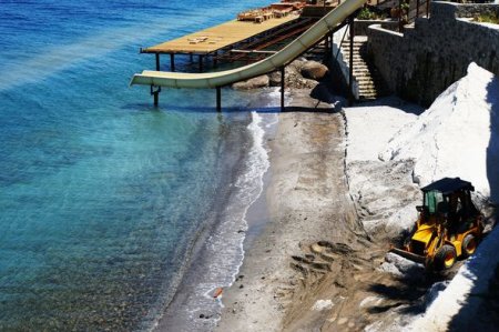 Maldiv sahillərinə bənzətmək istədilər: Türkiyədə hotel rəhbərliyi dəniz sahilinə beton tozu səpdi - FOTO