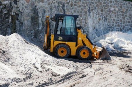 Maldiv sahillərinə bənzətmək istədilər: Türkiyədə hotel rəhbərliyi dəniz sahilinə beton tozu səpdi - FOTO
